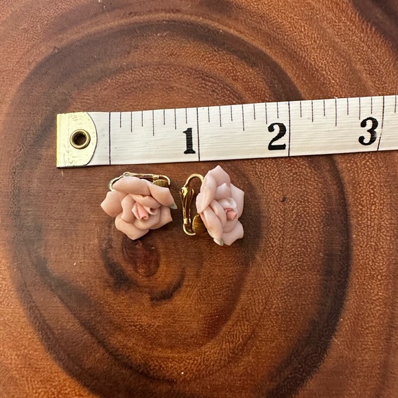 VINTAGE Avon lot of necklaces and clip on earrings. - Picture 8 of 8